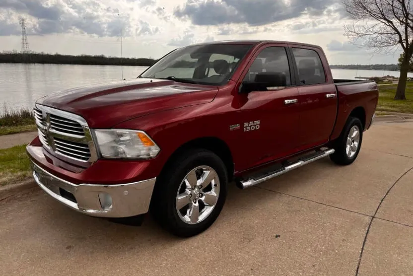 2015 Ram 1500 SLT photo 1