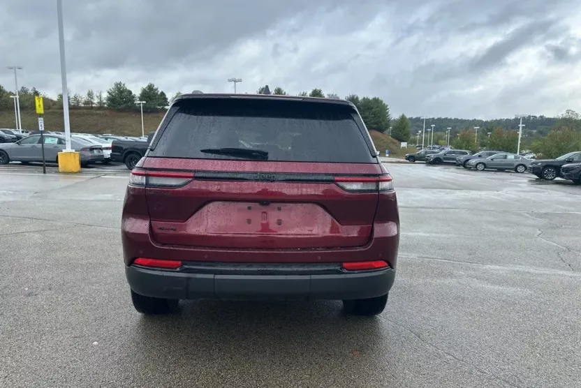 2023 Jeep Grand Cherokee Laredo Altitude photo 1