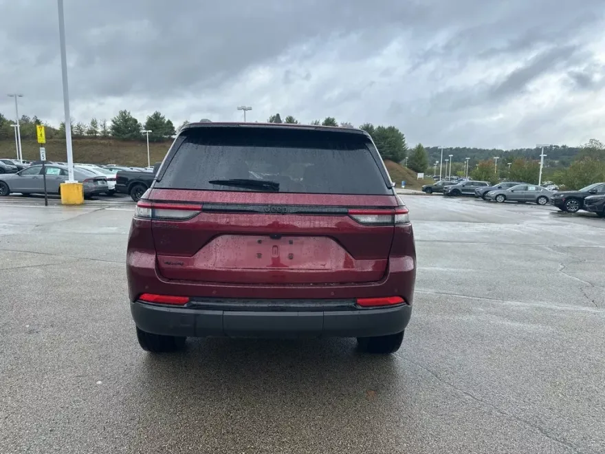 2023 Jeep Grand Cherokee Laredo Altitude photo 1