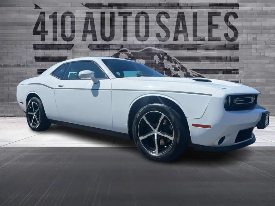 2015 Dodge Challenger SXT photo 1