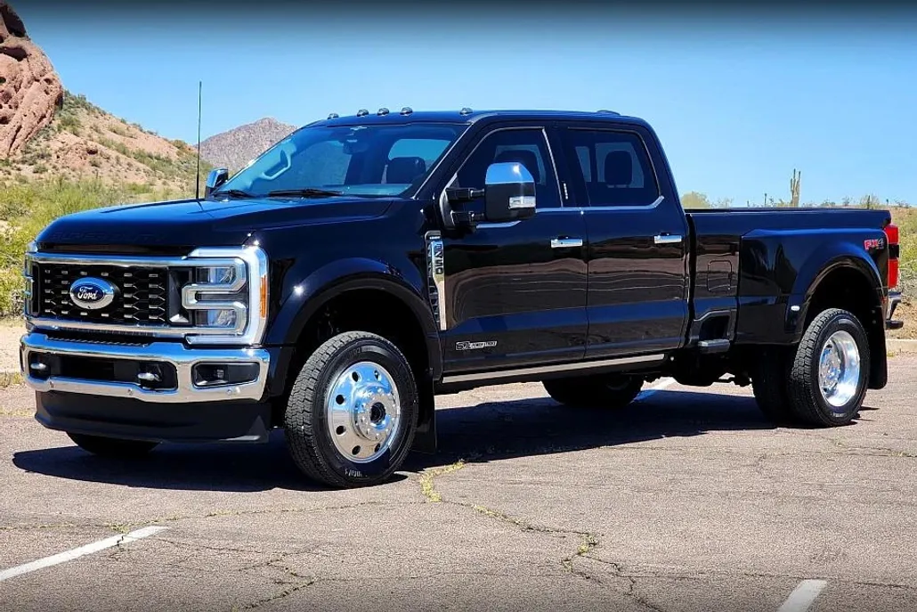 2023 Ford F-450 Lariat photo 1