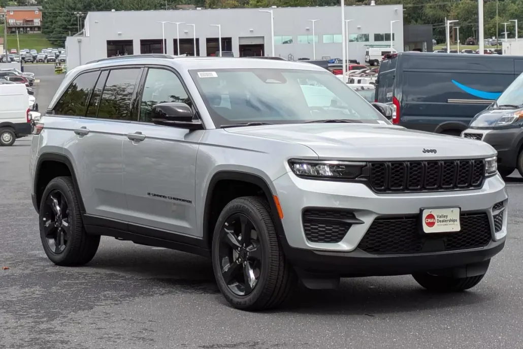 2025 Jeep Grand Cherokee Altitude photo 1