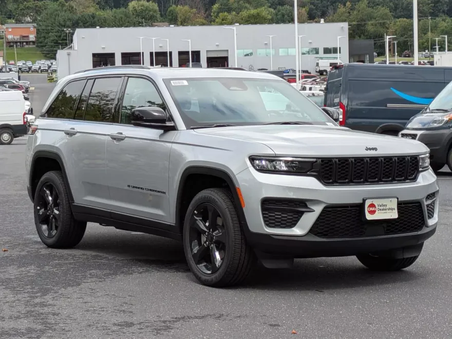 2025 Jeep Grand Cherokee Altitude photo 1