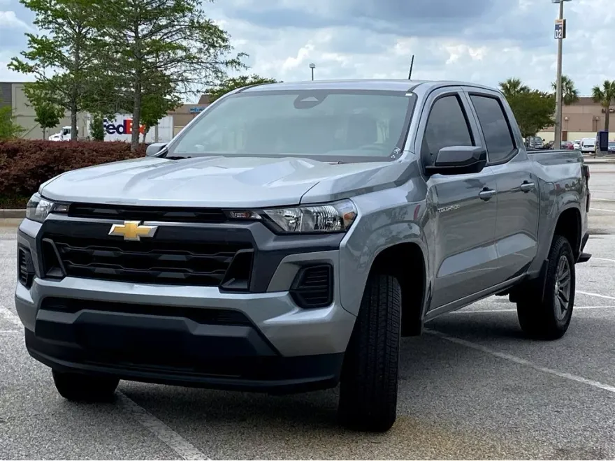 2025 Chevrolet Colorado Work Truck LT photo 1