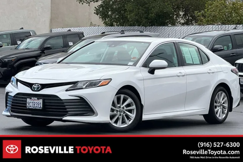 2023 Toyota Camry LE photo 1