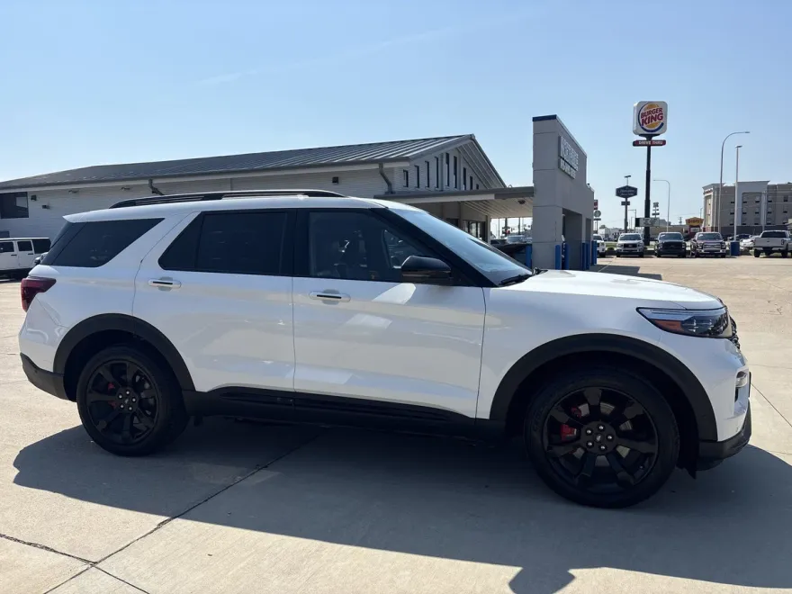 2021 Ford Explorer ST photo 1