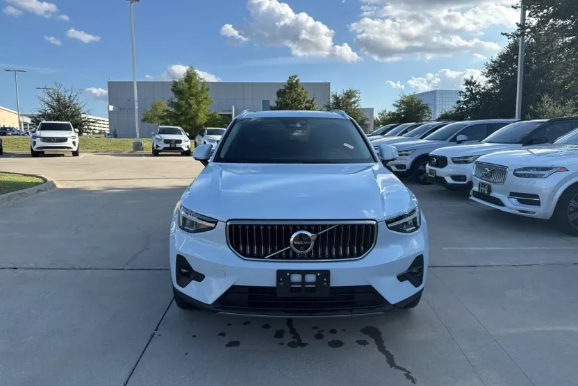 2025 Volvo XC40 Plus photo 1