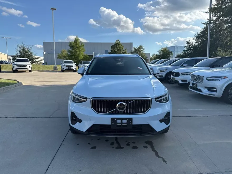2025 Volvo XC40 Plus photo 1