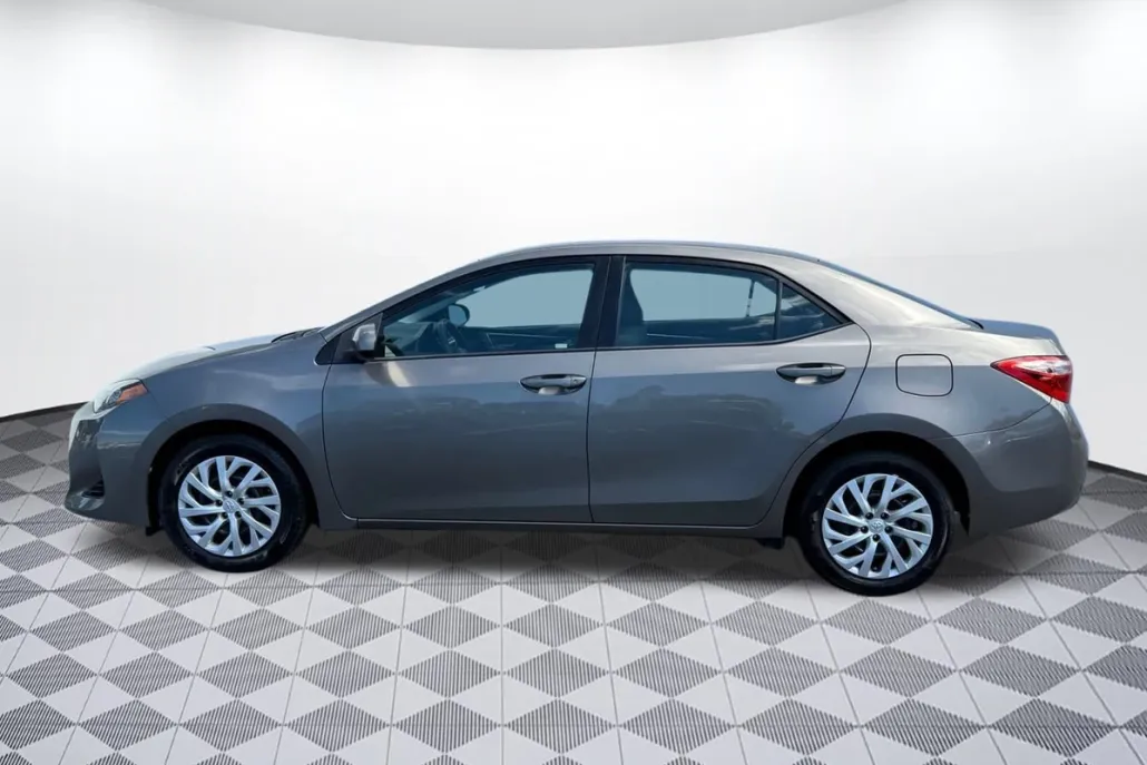2018 Toyota Corolla LE photo 1