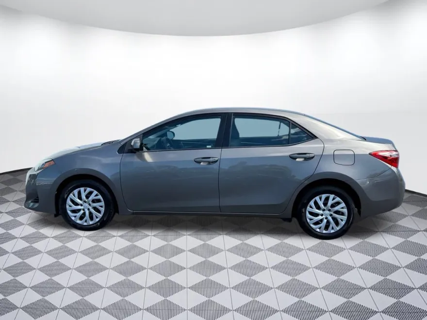 2018 Toyota Corolla LE photo 1