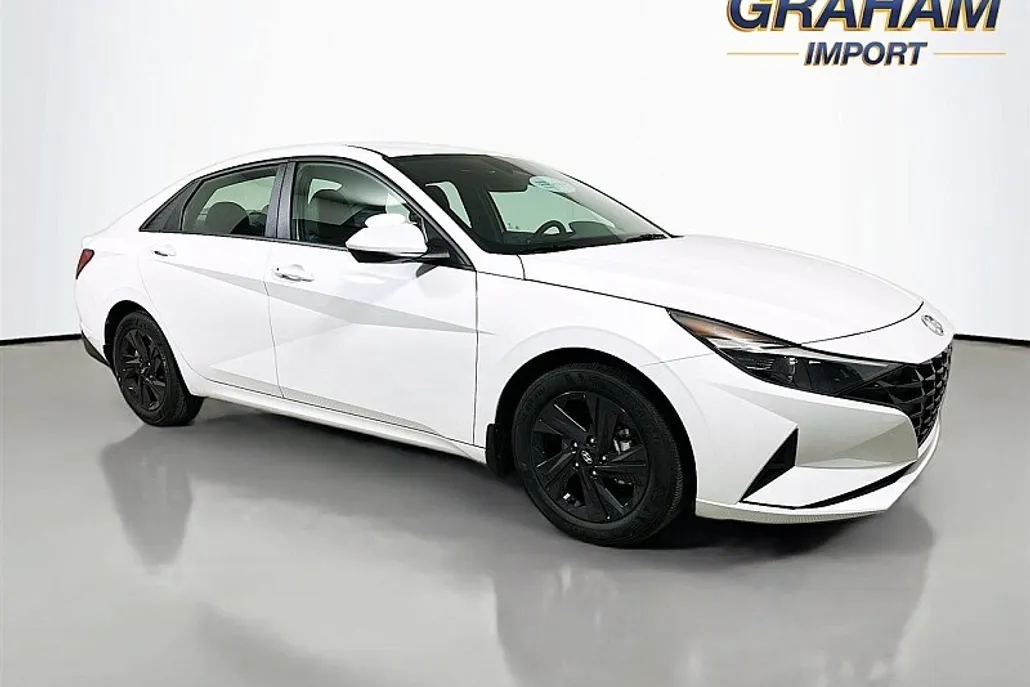 2022 Hyundai Elantra SEL photo 1