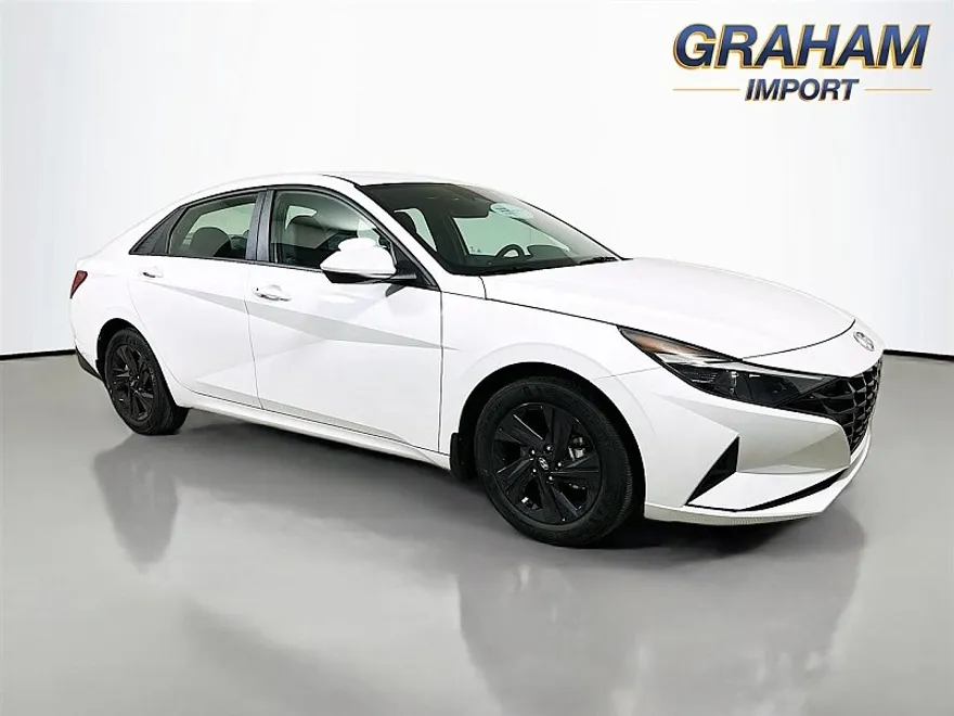 2022 Hyundai Elantra SEL photo 1
