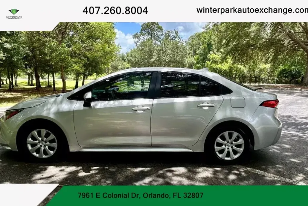 2020 Toyota Corolla LE photo 1