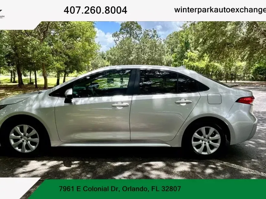 2020 Toyota Corolla LE photo 1