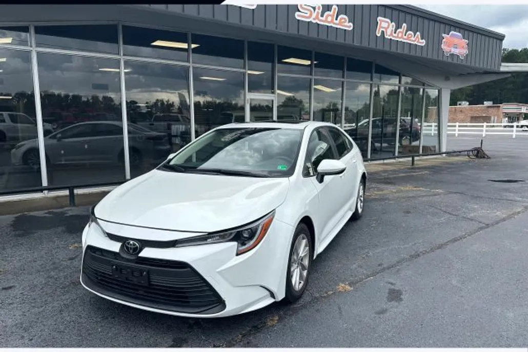 2023 Toyota Corolla LE photo 1