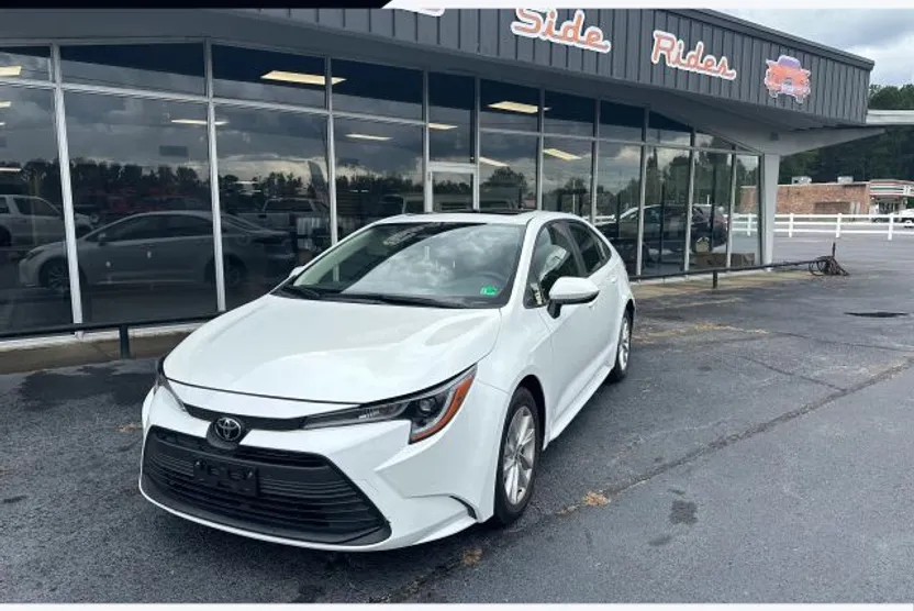 2023 Toyota Corolla LE photo 1