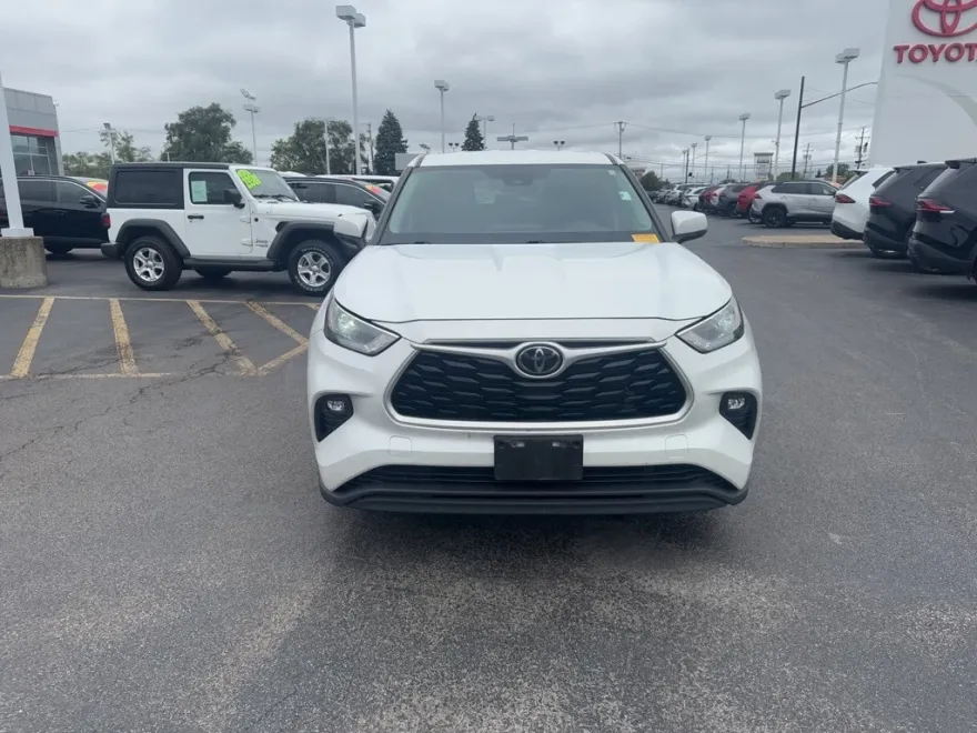 2022 Toyota Highlander LE photo 1