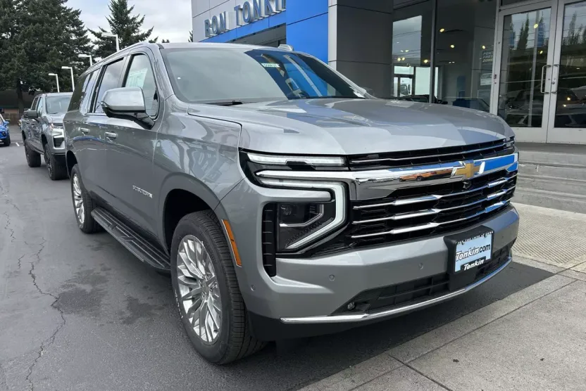 2025 Chevrolet Suburban LT photo 1
