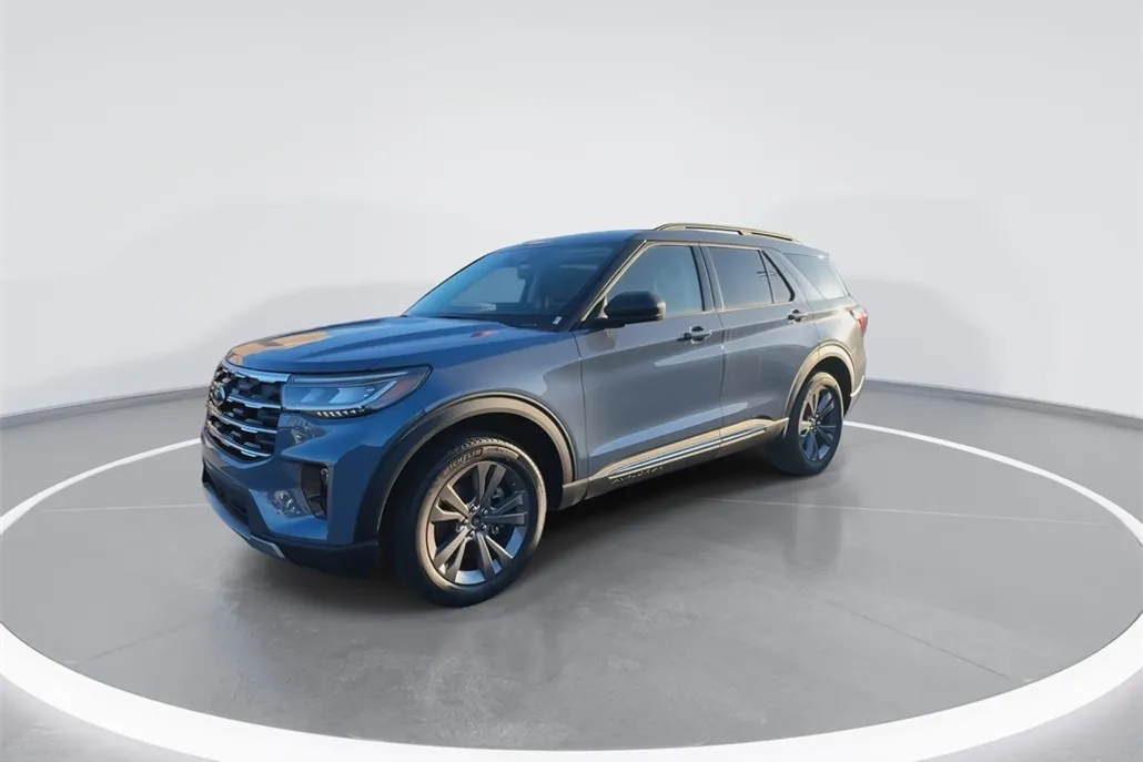 2025 Ford Explorer photo 1