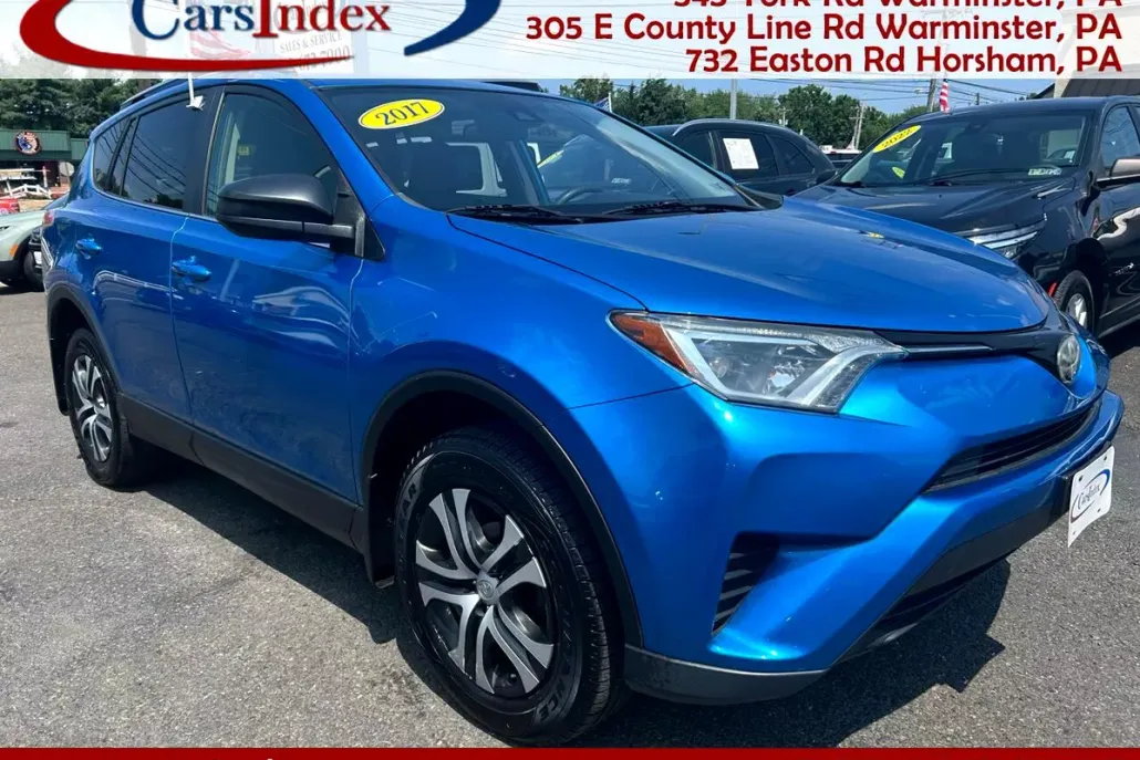 2017 Toyota RAV4 LE photo 1