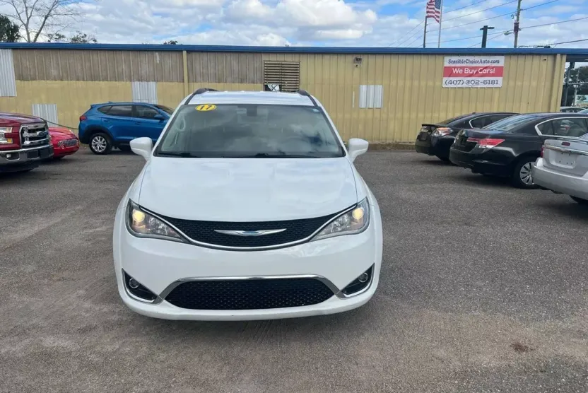 2017 Chrysler Pacifica photo 1