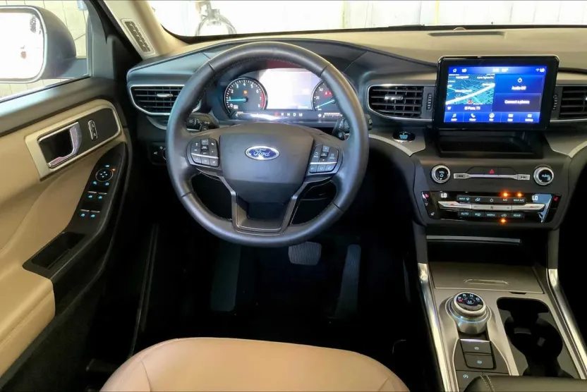 2020 Ford Explorer XLT photo 1