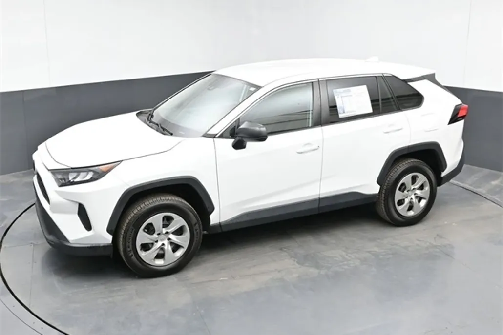2022 Toyota RAV4 LE photo 1