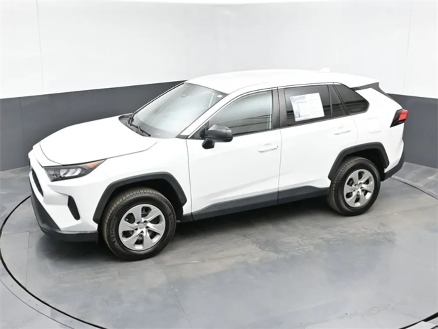 2022 Toyota RAV4 LE photo 1
