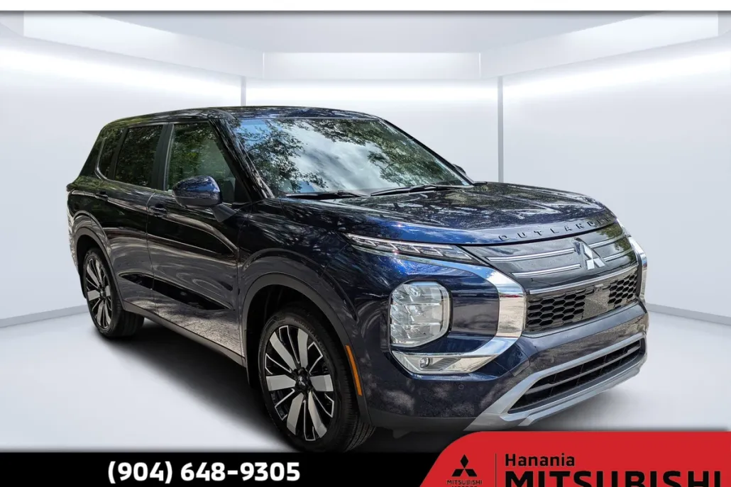 2025 Mitsubishi Outlander SE photo 1