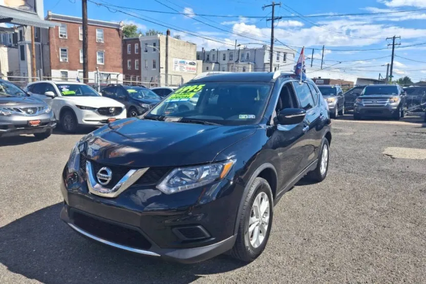 2015 Nissan Rogue SV photo 1