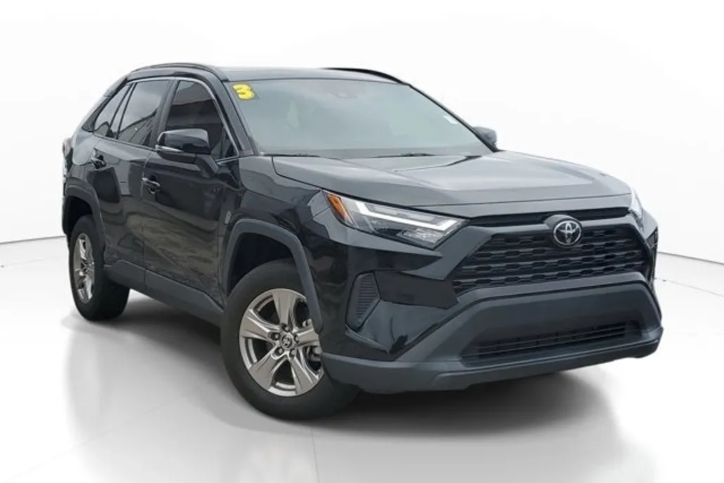 2023 Toyota RAV4 XLE photo 1