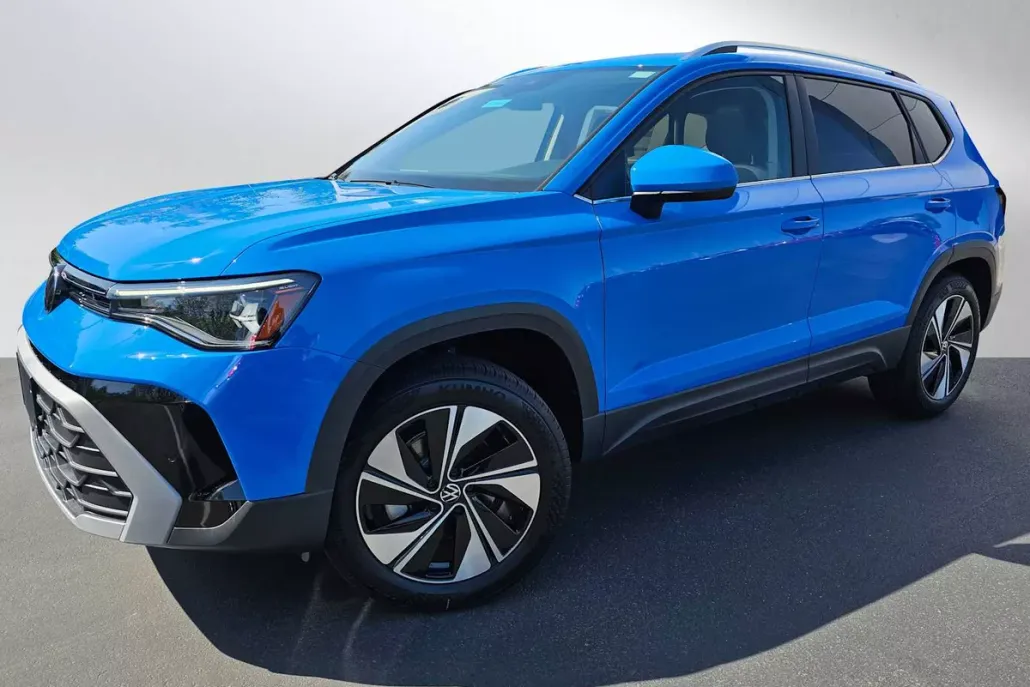 2025 Volkswagen Taos SE photo 1