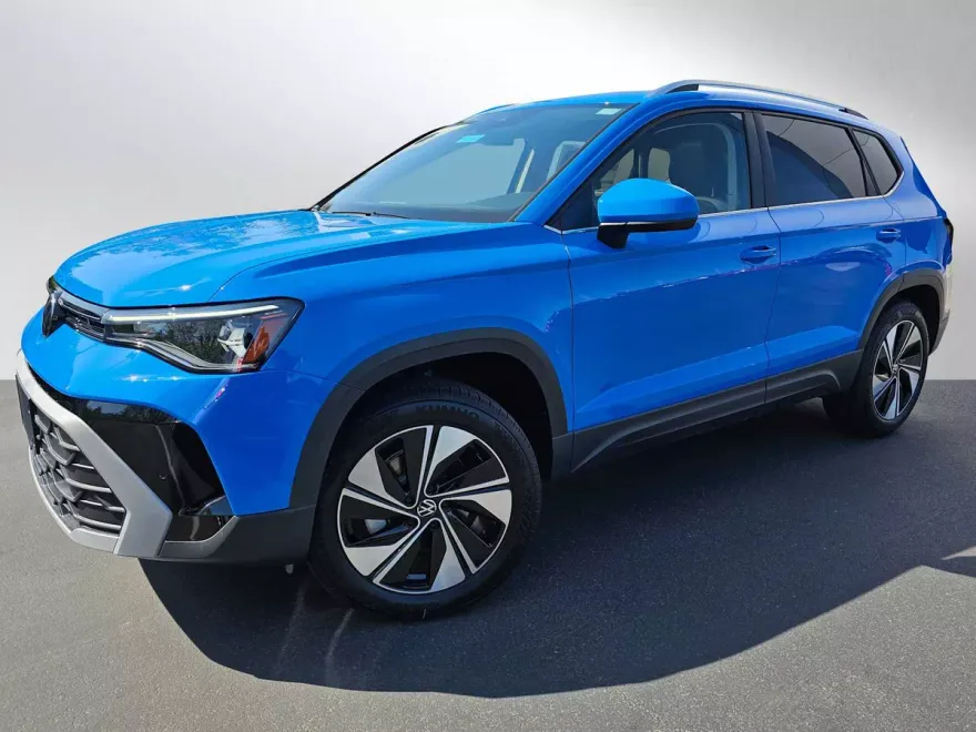 2025 Volkswagen Taos SE photo 1