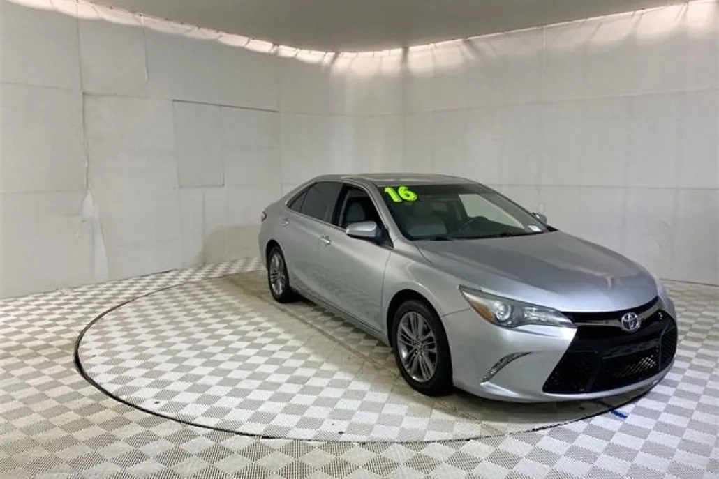 2016 Toyota Camry XLE photo 1