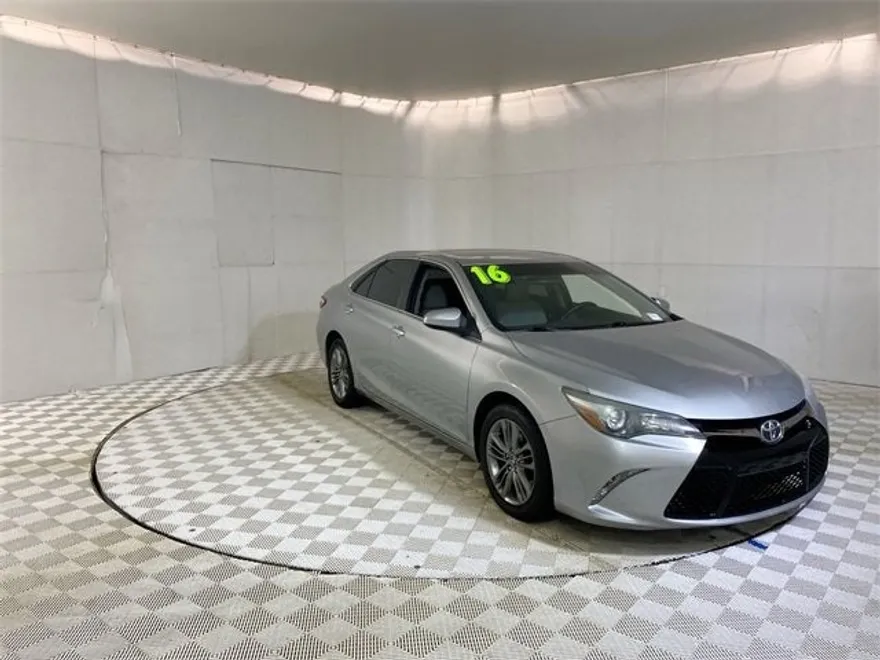 2016 Toyota Camry XLE photo 1