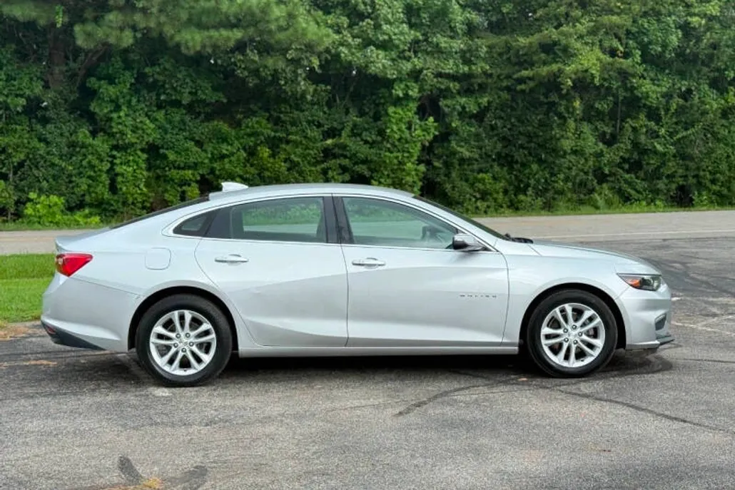 2018 Chevrolet Malibu 1LT photo 1