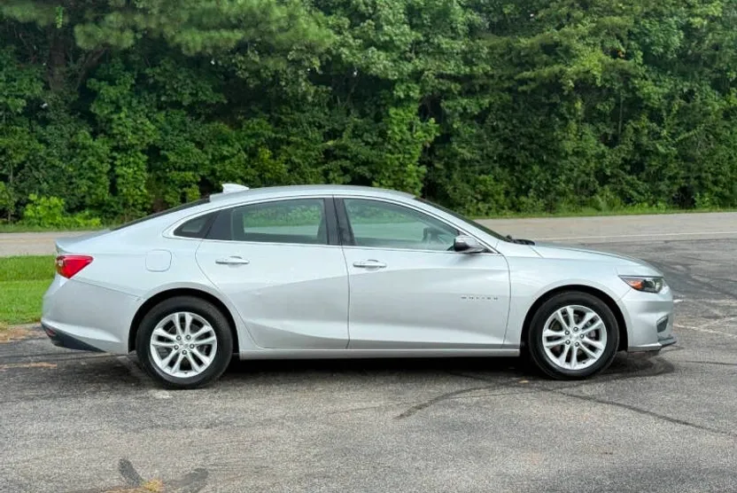 2018 Chevrolet Malibu 1LT photo 1