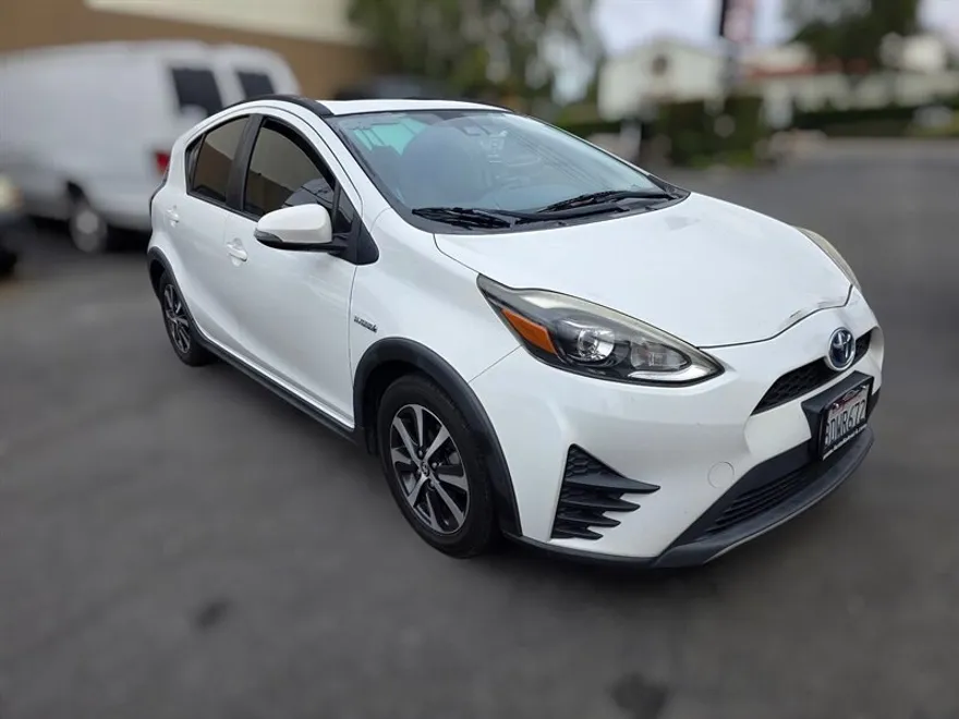2018 Toyota Prius C One photo 1