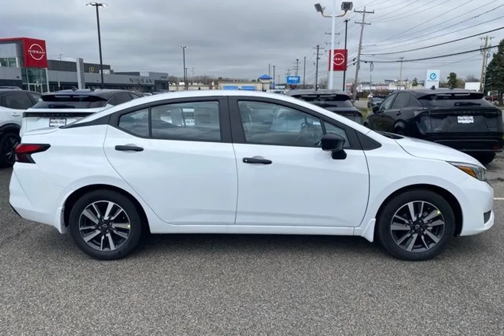 2025 Nissan Versa 1.6 S photo 1
