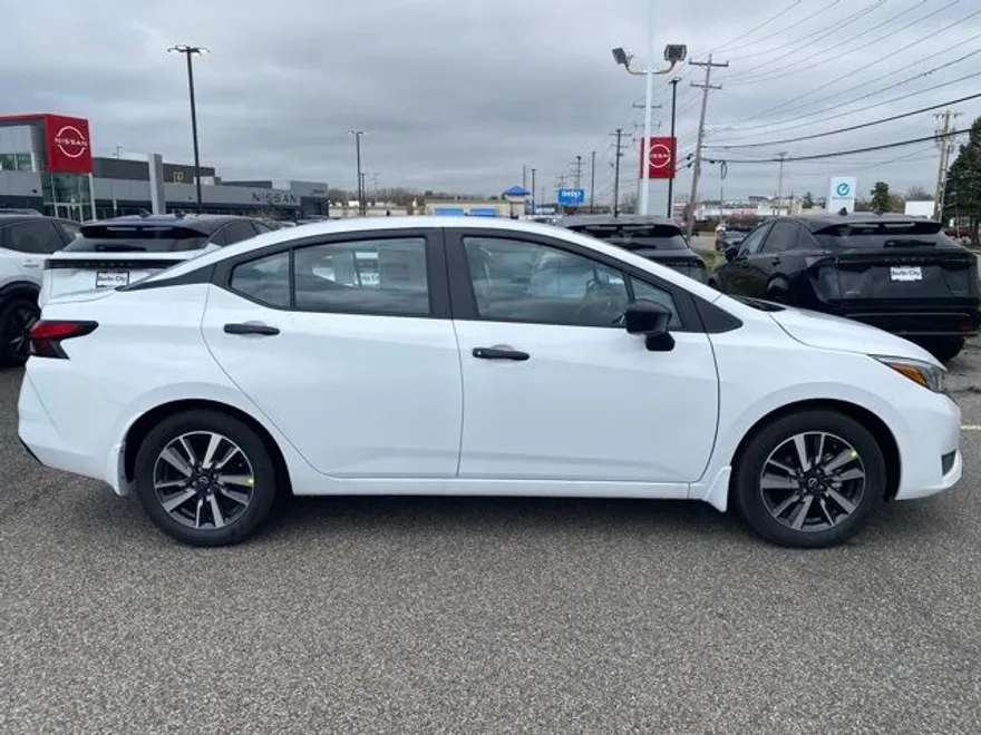 2025 Nissan Versa 1.6 S photo 1