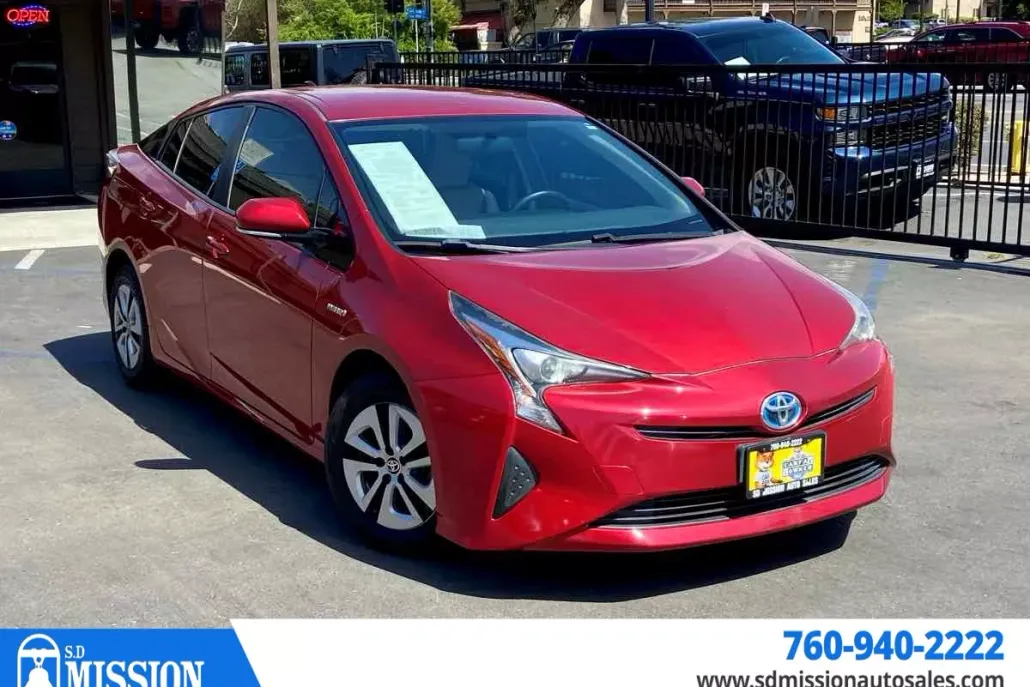 2016 Toyota Prius Three photo 1