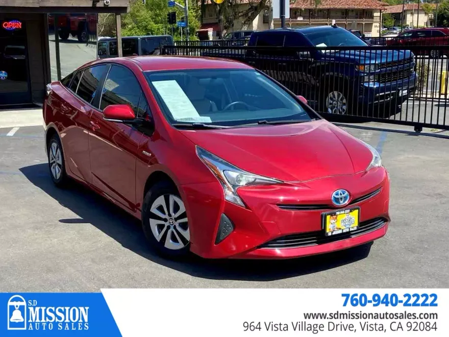 2016 Toyota Prius Three photo 1