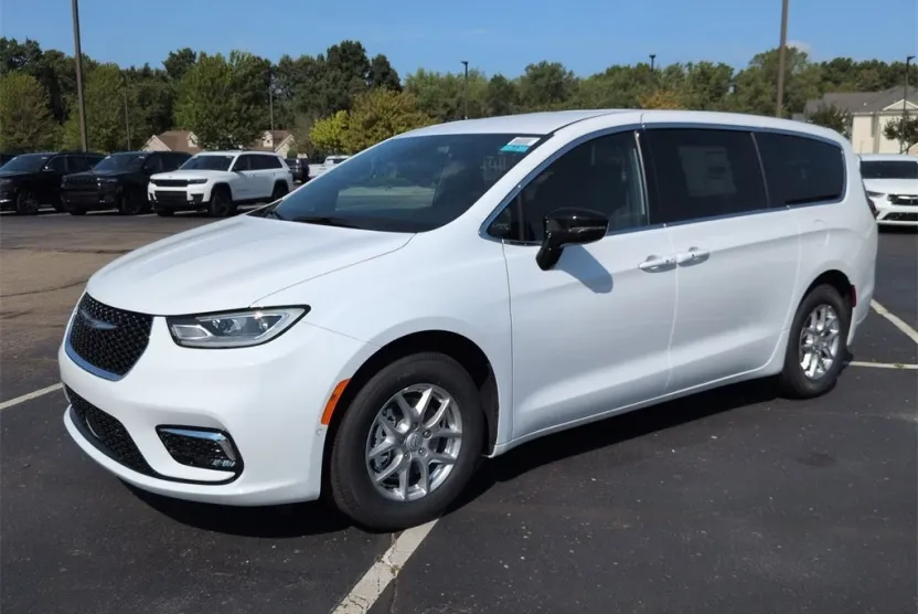 2026 Chrysler Pacifica photo 1
