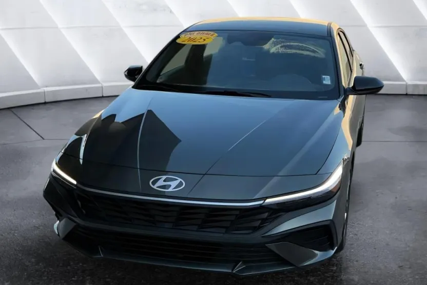 2025 Hyundai Elantra SEL Sport photo 1