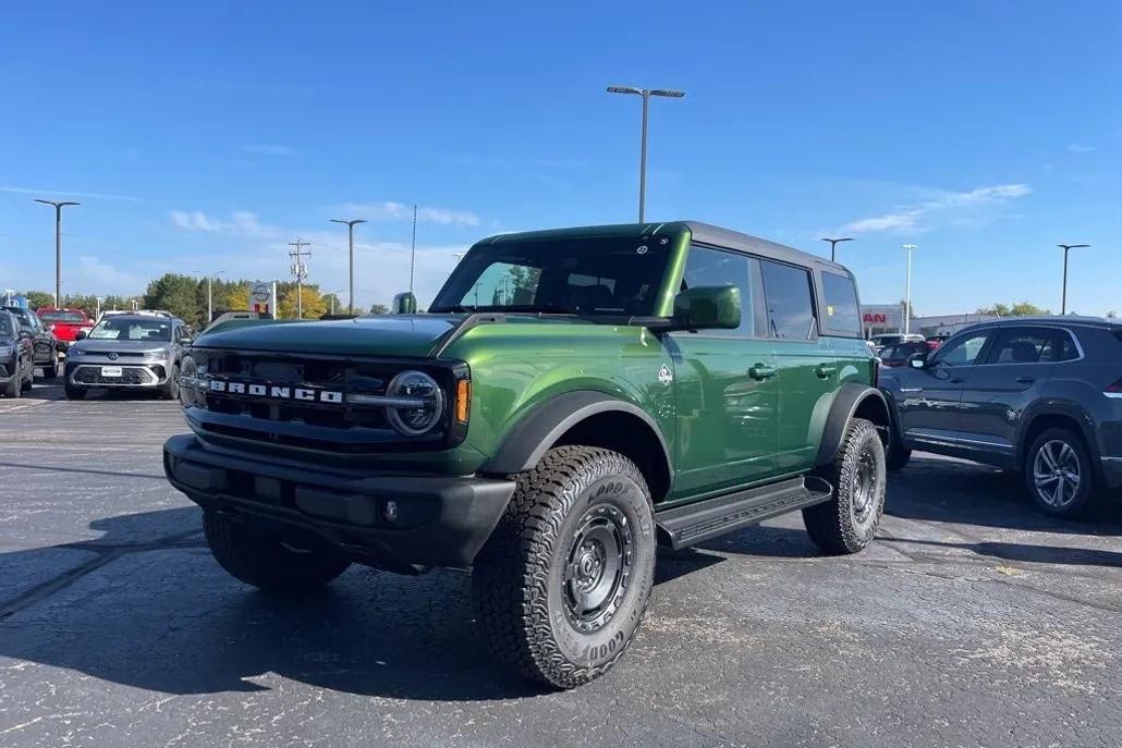 2025 Ford Bronco Outer Banks photo 1