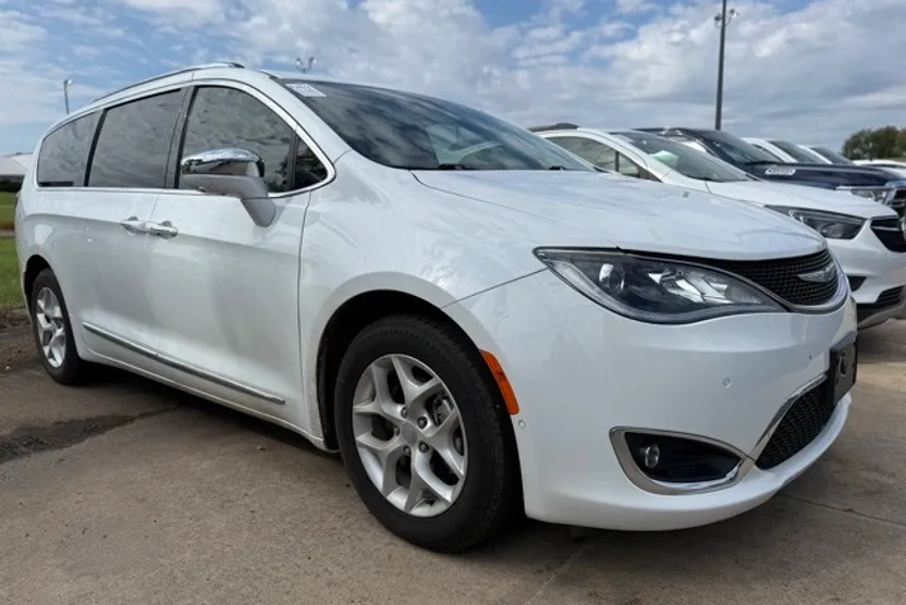2020 Chrysler Pacifica Limited photo 1