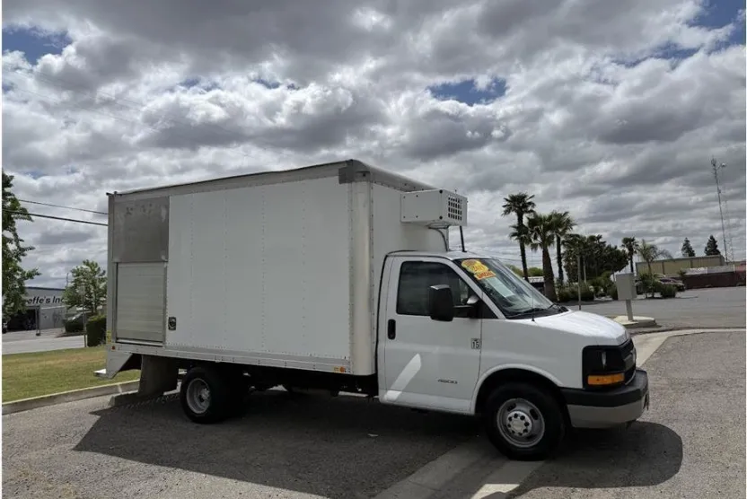 2015 Chevrolet Express Cutaway Van photo 1