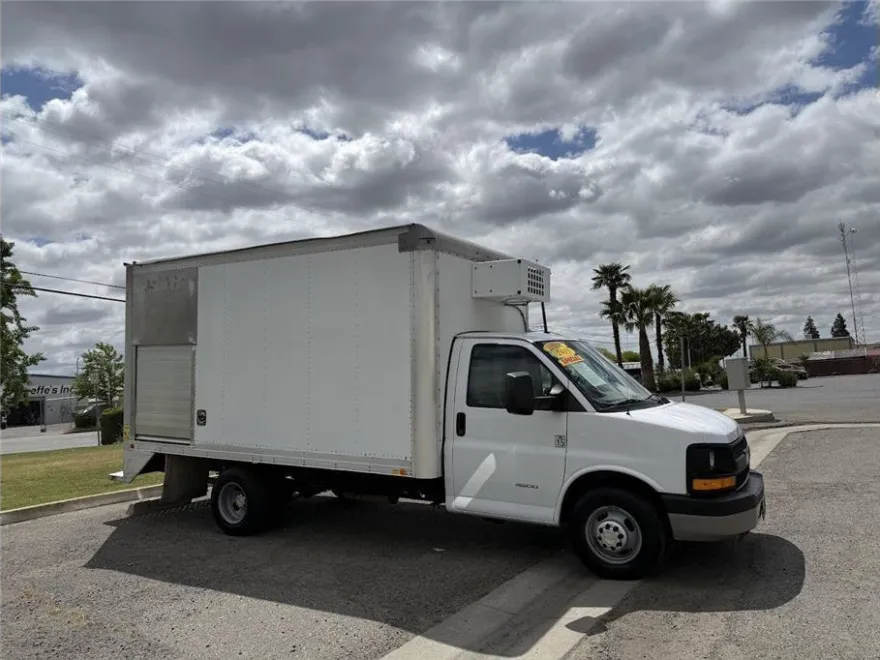 2015 Chevrolet Express Cutaway Van photo 1