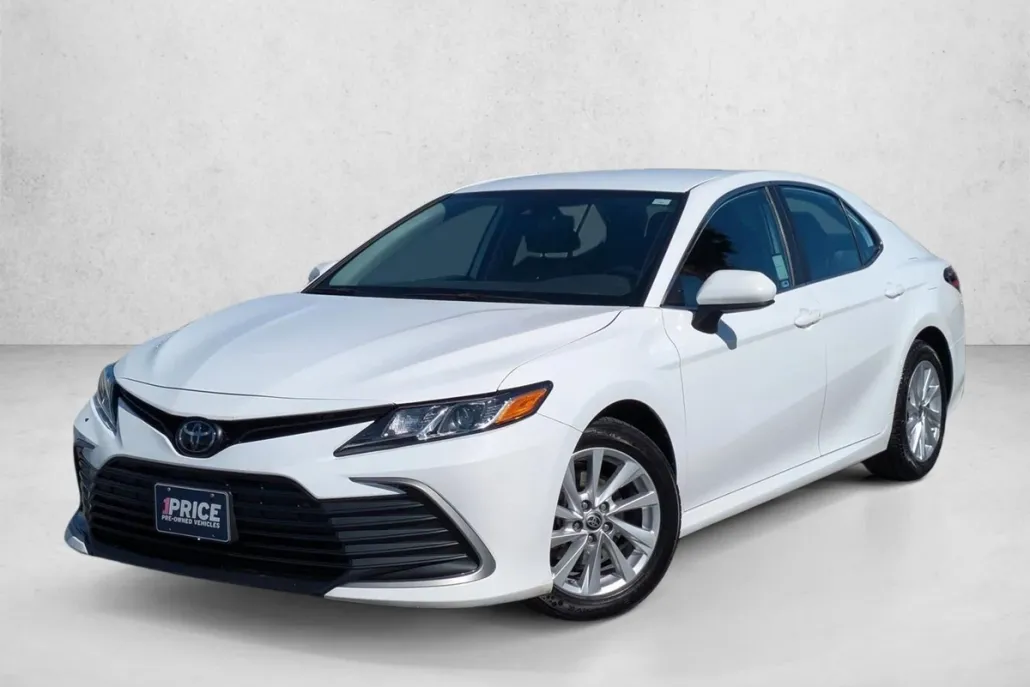 2023 Toyota Camry LE photo 1
