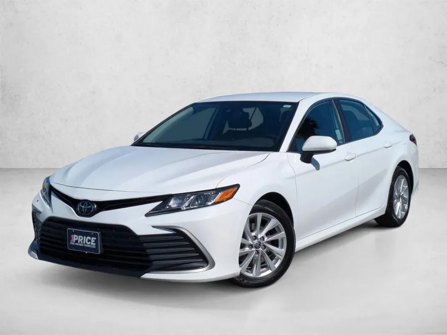 2023 Toyota Camry LE photo 1
